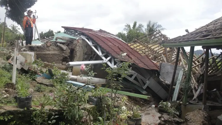 Korban Pergeseran di Sukabumi Terpaksa 'Mengobral' Ternaknya