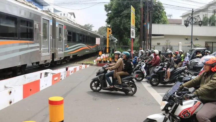 Daop 2 Bandung Imbau Pengendara Tidak Terobos Palang Pintu Rel 