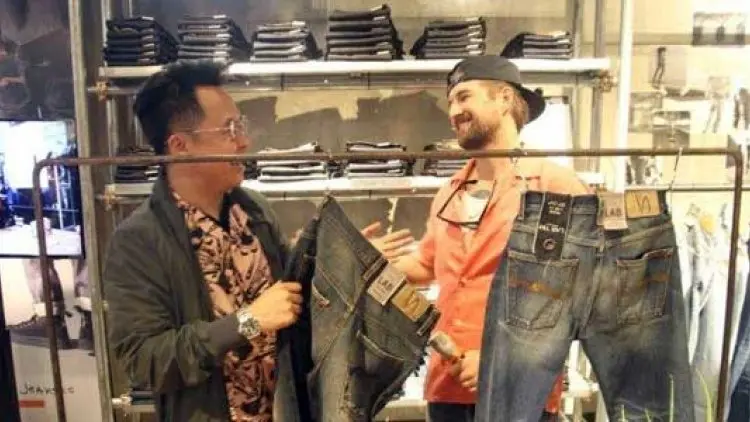 Bergaya dengan Nudie Jeans, Tak Lupa Beramal