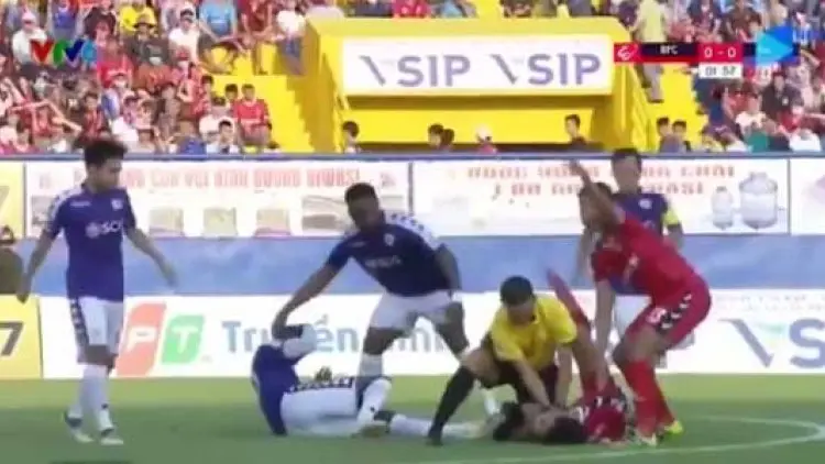 Aksi Wasit Thailand Selamatkan Nyawa Pemain