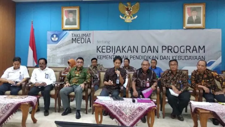Nilai Rata-rata Ujian Nasional SMA dan SMK Naik Tipis