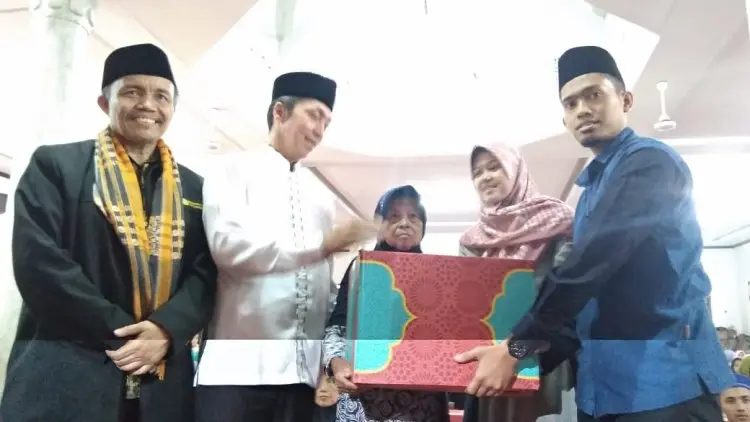Kedubes UEA Bagi Ribuan Sembako di Bogor