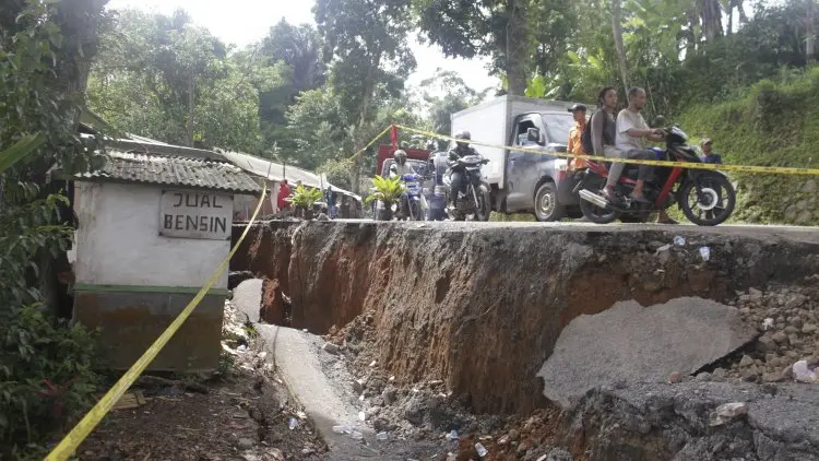 Warga Sukabumi Panik, Pergeseran Tanah Makin Parah