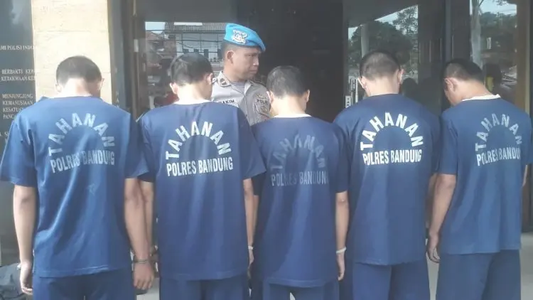 Dor! Polisi Tembak Komplotan Pembobol Brangkas Pabrik Hilon