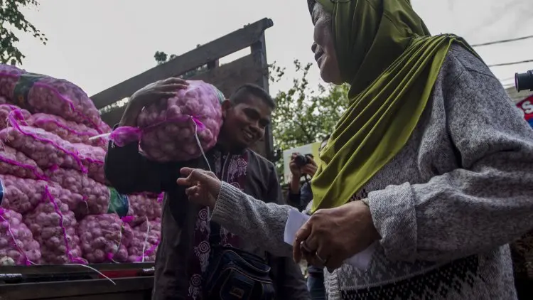 Foto: Operasi Pasar Bawang Putih di Pasar Kosambi Bandung