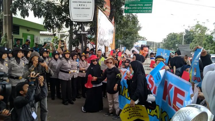 Bawa Panci, Emak-emak Geruduk Kantor KPU Jabar