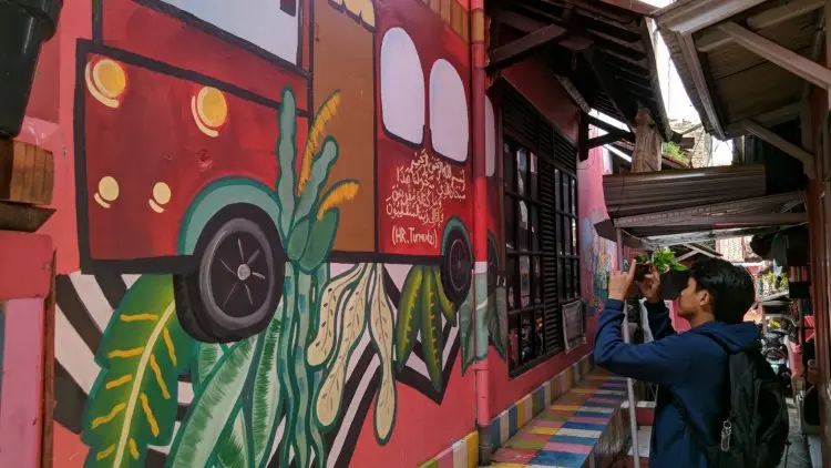 Warna-warni Mural Ramadan di Kampung Cibunut