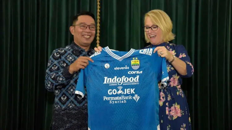 Wali Kota Melbourne Dapat Jersey Persib dari Emil