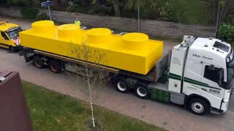 Truk di Denmark Terlihat Bawa Balok LEGO Raksasa