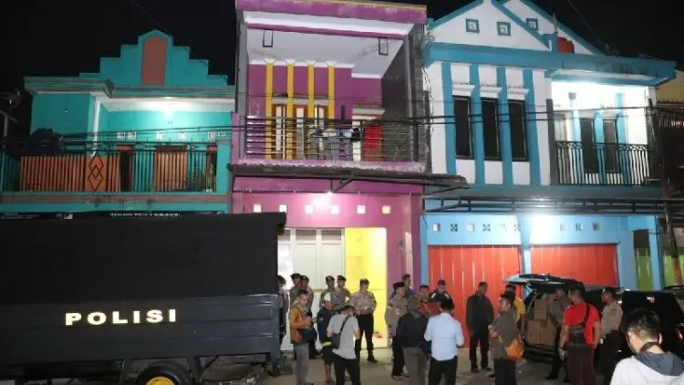 Polisi Gerebek Gudang Miras Berbagai Merek di Garut