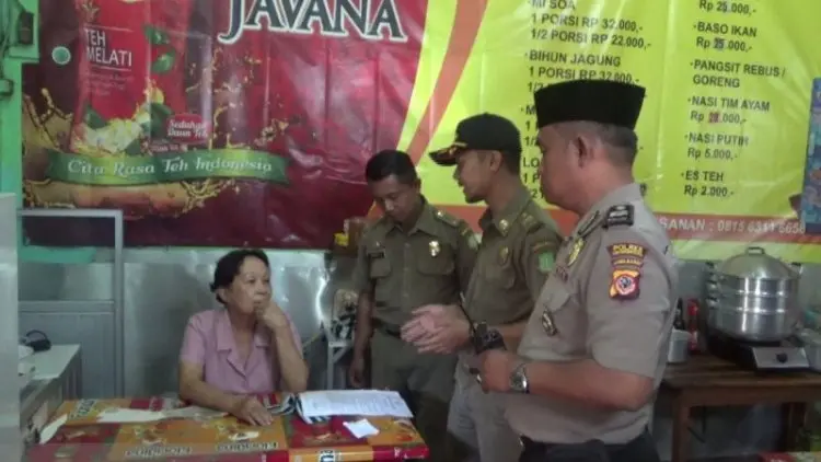 Petugas di Sukabumi Tutup Rumah Makan yang Buka Siang Hari