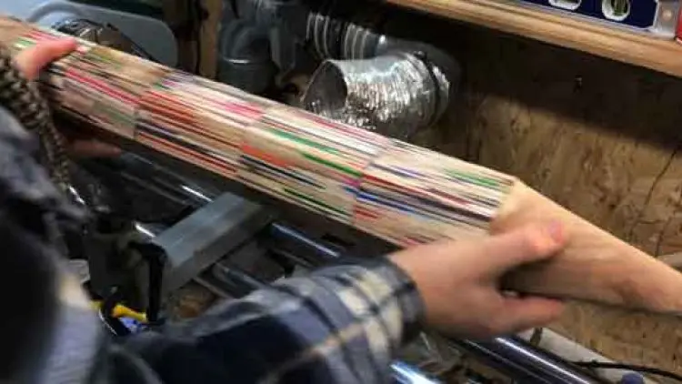 Membuat Pensil Raksasa dari Ribuan Pensil Warna