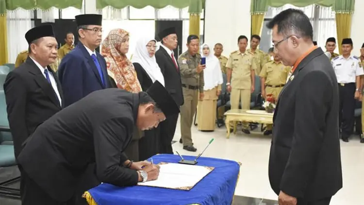Bupati Ade Sugianto Lantik Pejabat Baru