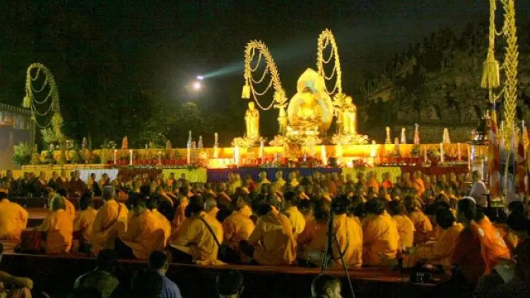Umat Buddha Ikuti Detik-Detik Waisak di Borobudur