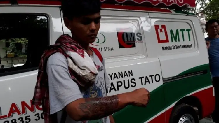 Anak-Anak Punk Melengkapi Hijrah dengan Menghapus Tato