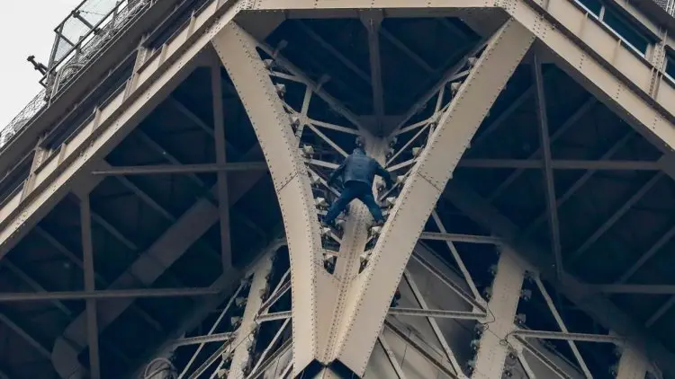Pria Tak Dikenal Berusaha Panjat Menara Eiffel