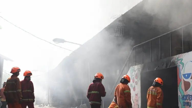 Lelah Memadamkan Kebakaran Pasar Kosambi