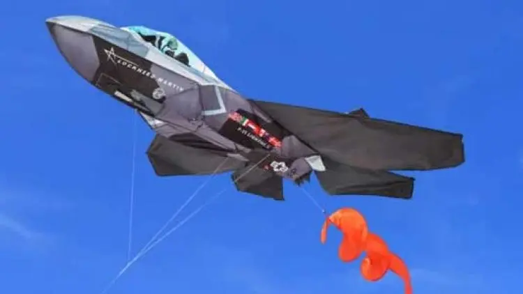 Layangan Unik Berbentuk Pesawat Jet