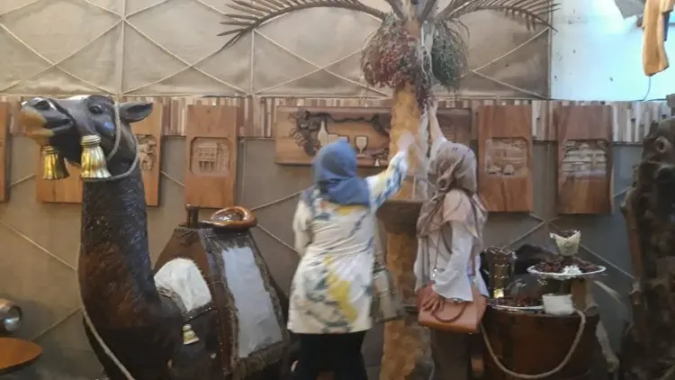 Di Equator, Takjil Kurma Petik Langsung dari Pohon