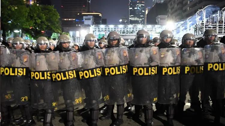 Polisi Tembakkan Gas Air Mata Bubarkan Demonstran