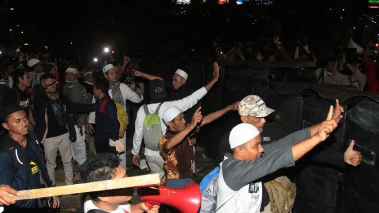 Massa Aksi Mulai Lemparkan Bom Molotov ke Polisi