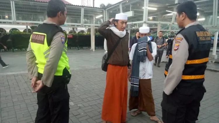 Aparat Gabungan Lakukan Penyekatan Massa di Terminal dan Stasiun Bogor