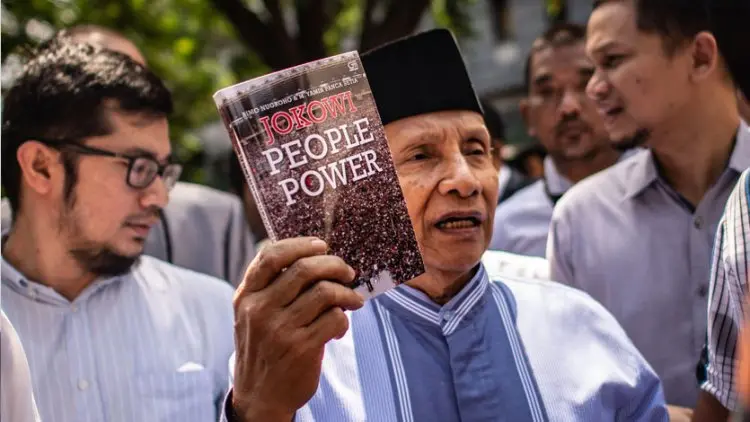 Diperiksa Saksi Kasus Makar People Power, Amien Rais Tunjukkan Buku Ini