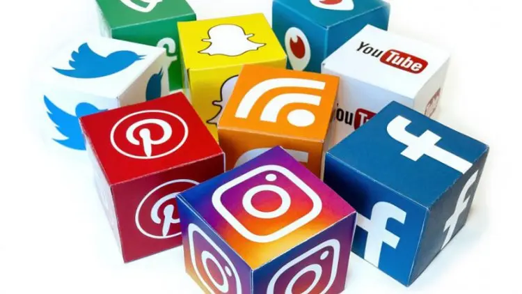 Pakar: Akhiri Pembatasan Akses Media Sosial!