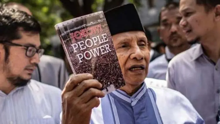 Ketika Amien Rais Pamer Buku 'Jokowi People Power'