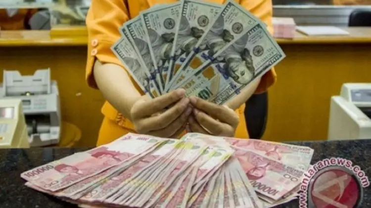 Rupiah Akhir Pekan Menguat Didorong Aksi Jual Dollar
