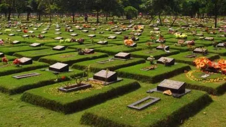 Wajibkah Bersihkan Kubur dari Rumput?