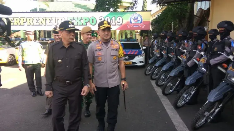 Jelang Lebaran, Polres Cimahi Musnahkan Ribuan Botol Miras