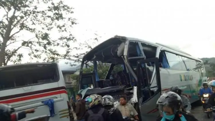 Dua Bus Tabrakan di Jalur Mudik Lintas Kabupaten Garut
