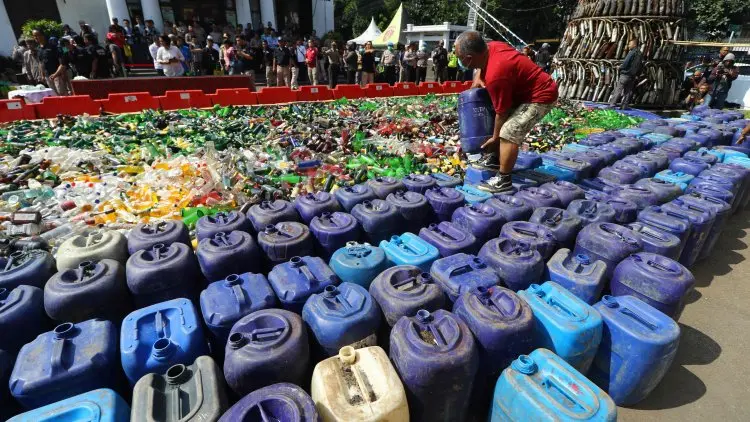 Polrestabes Bandung Musnahkan 39 Ribu Botol Miras 