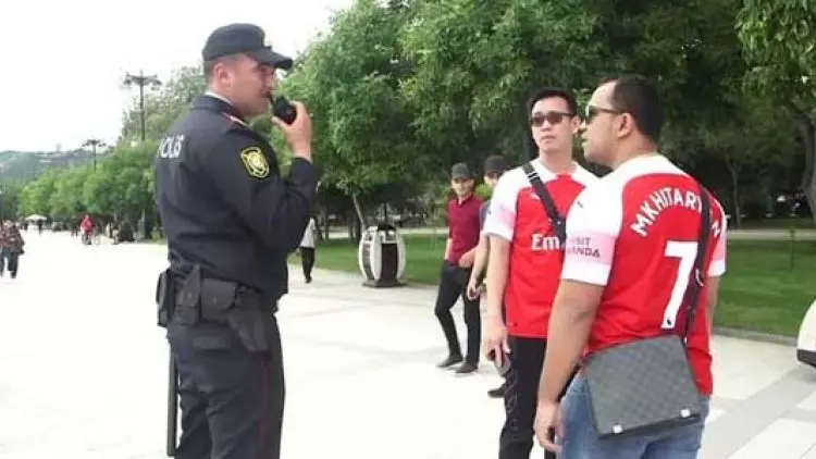 Polisi Setop Fans Arsenal Pakai Jersey Mkhitaryan