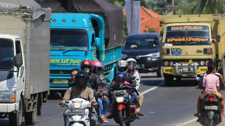 Pemudik Bersepeda Motor "Ramaikan" Jalur Pantura Karawang