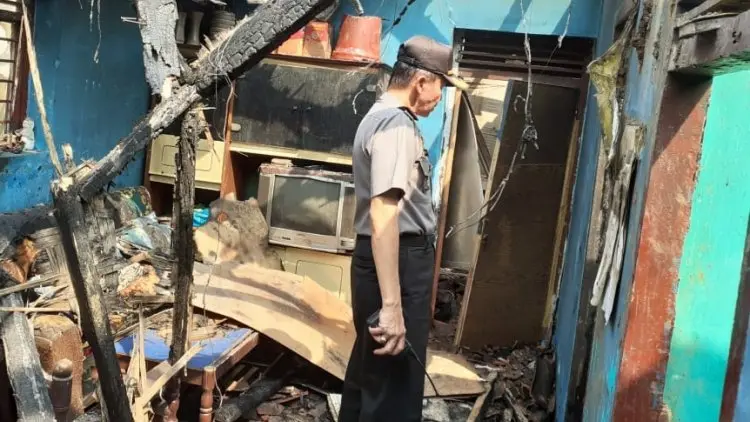 Anak Kandung Bakar Rumah Hingga Ibunya Tewas