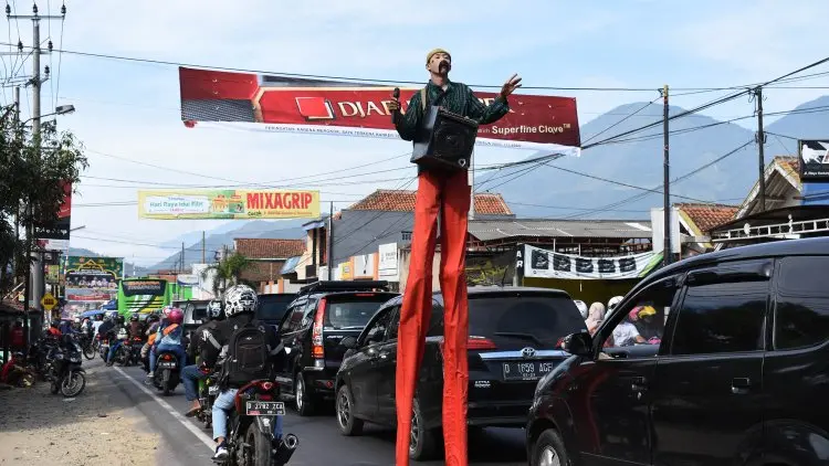 Mengamen Jajangkungan di Padatnya Jalur Mudik