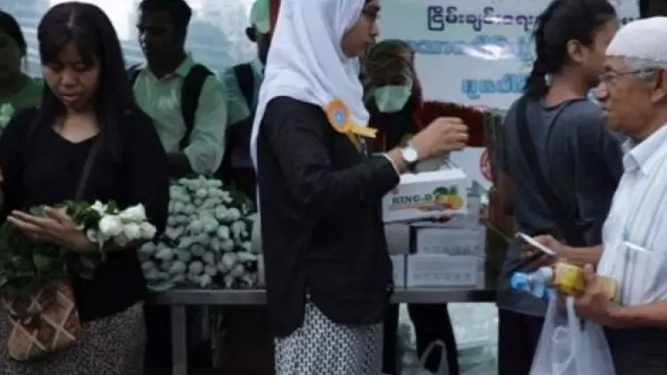 Dilarang Tarawih, Aktivis Budha Bantu Muslim