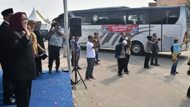 Lepas Pemudik, Ade Yasin Pastikan Kelayakan Bus dan Kesehatan Pengemudi