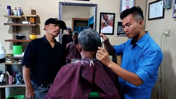 Menjelang Lebaran, Jangan remehkan Tukang Cukur