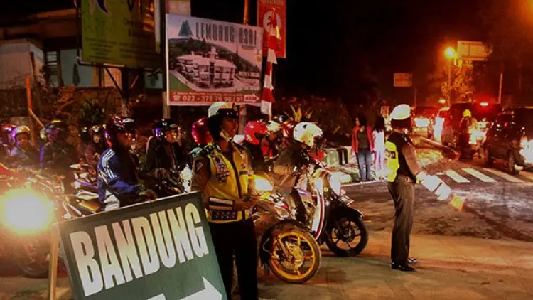 Polisi Rekayasa Jalan di Jalur Wisata Lembang
