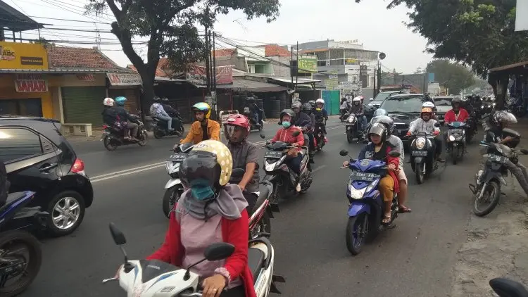 Foto: Pemudik Bermotor Tersendat di Jalan Raya Cileunyi