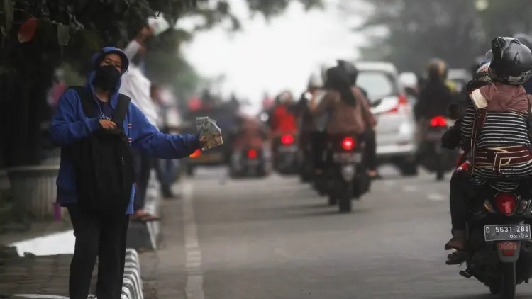 Foto: Warga Tawarkan Jasa Penukaran Uang