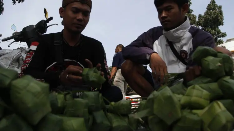 Foto: Warga Bandung Belanja Ketupat Lebaran