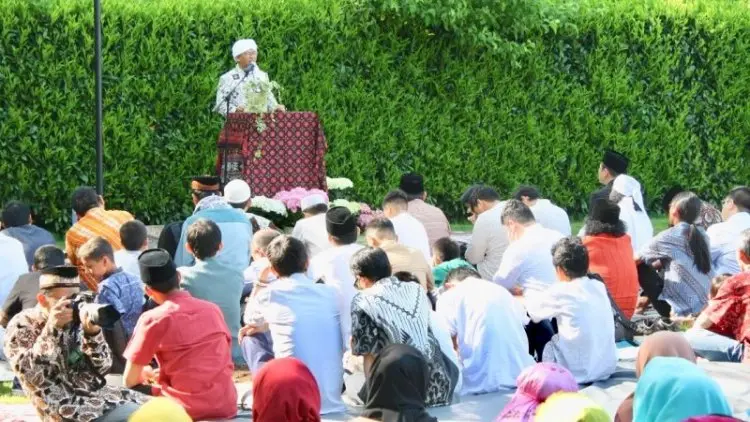 AA Gym Pimpin Salat Ied 500 WNI di Swiss
