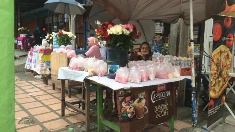 Para Pengais Rezeki di TPU Bandung