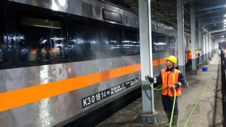 Para Pencuci Kereta yang Setia Bekerja Saat Lebaran