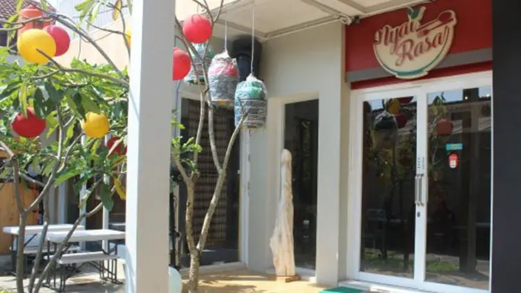 Santap Makanan Lezat di Restoran Nyai Rasa