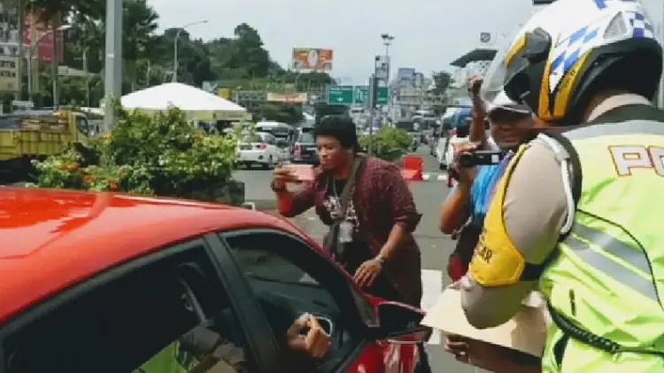 Terapkan One Way, Polisi Bagikan Air Minum Gratis